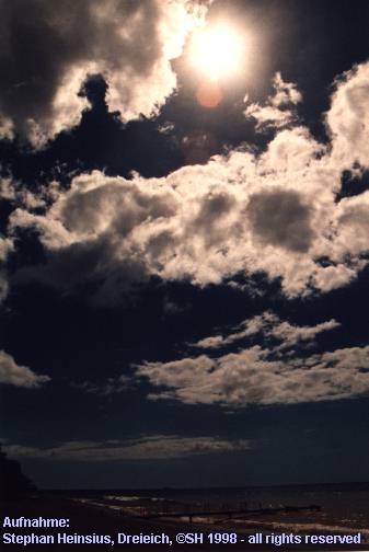 Partielle Sonnenfinsternis �ber dem Strand von Pointe Noire