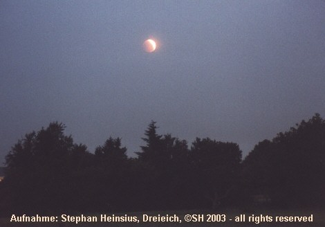 Mondfinsternis &uuml;ber dem Feld