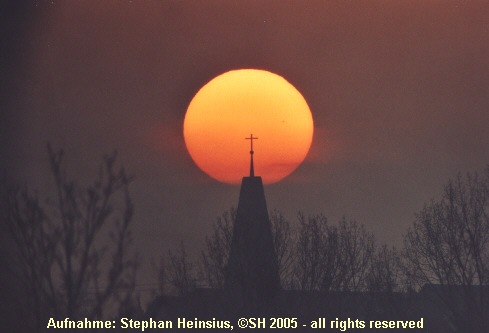 Sonnenaufgang hinter der katholischen Kirche von Götzenhain
