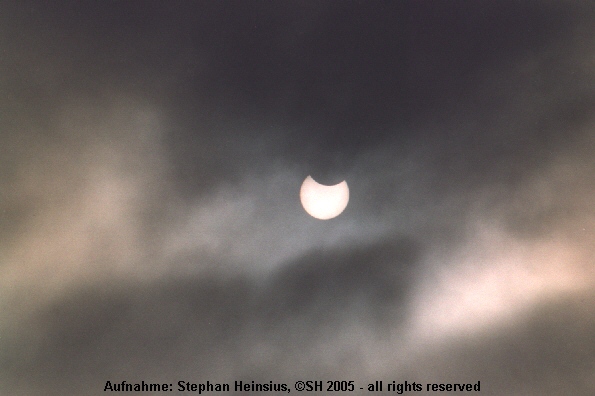 Sonnenfinsternis in Nebelwolken