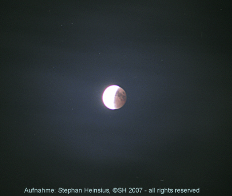 Mondfinsternis und durchziehende Wolken