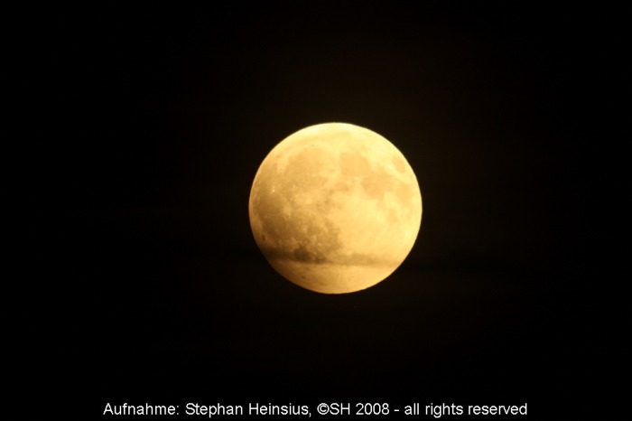 Der Mond kurz vor dem Eintritt in den Kernschatten