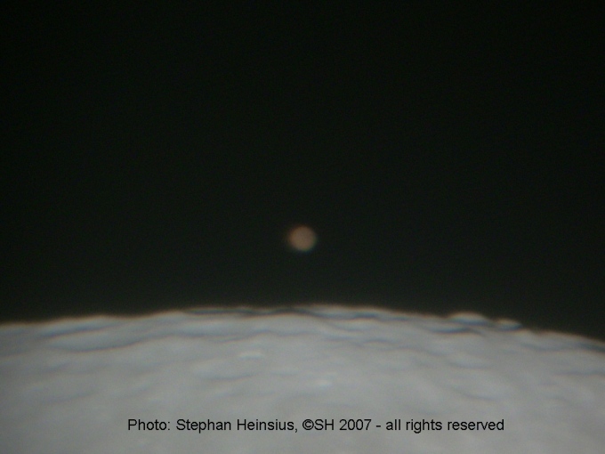 Mars &uuml;ber der Mondoberfl&auml;che